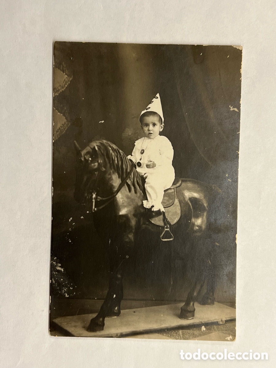 Alte Fotografie: NI&Ntilde;OS Y JUGUETES. El peque&ntilde;o Arlequ&iacute;n.. montado en su Gran Caballo.. (h.1910?)