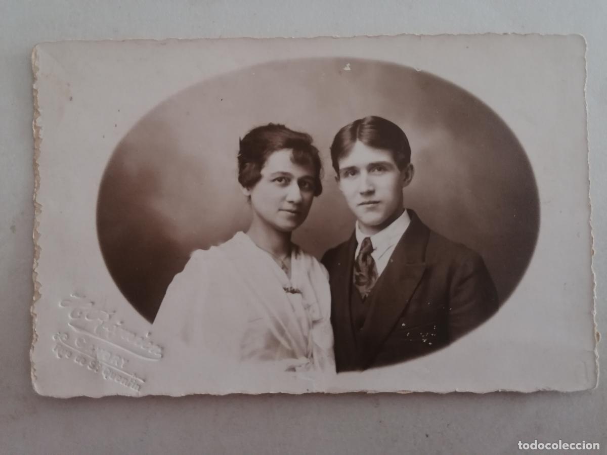 Fotografia antiga: FOTOGRAFIA PAREJA DE JOVENES POSANDO, ENERO 1921