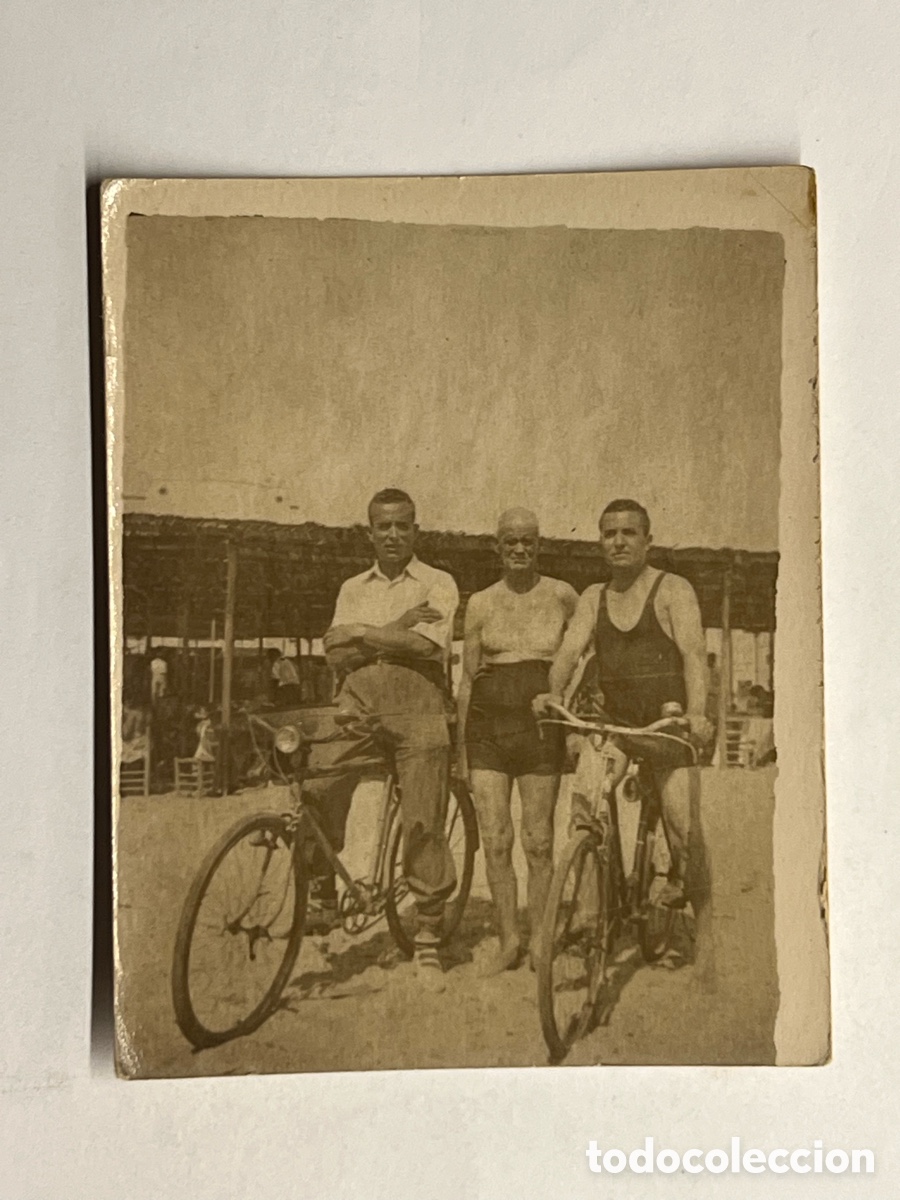 Antique Photography: MINUTEROS, fot&oacute;grafos de calle&hellip; en el chiringuito de playa con las Bicicletas (h.1945?)