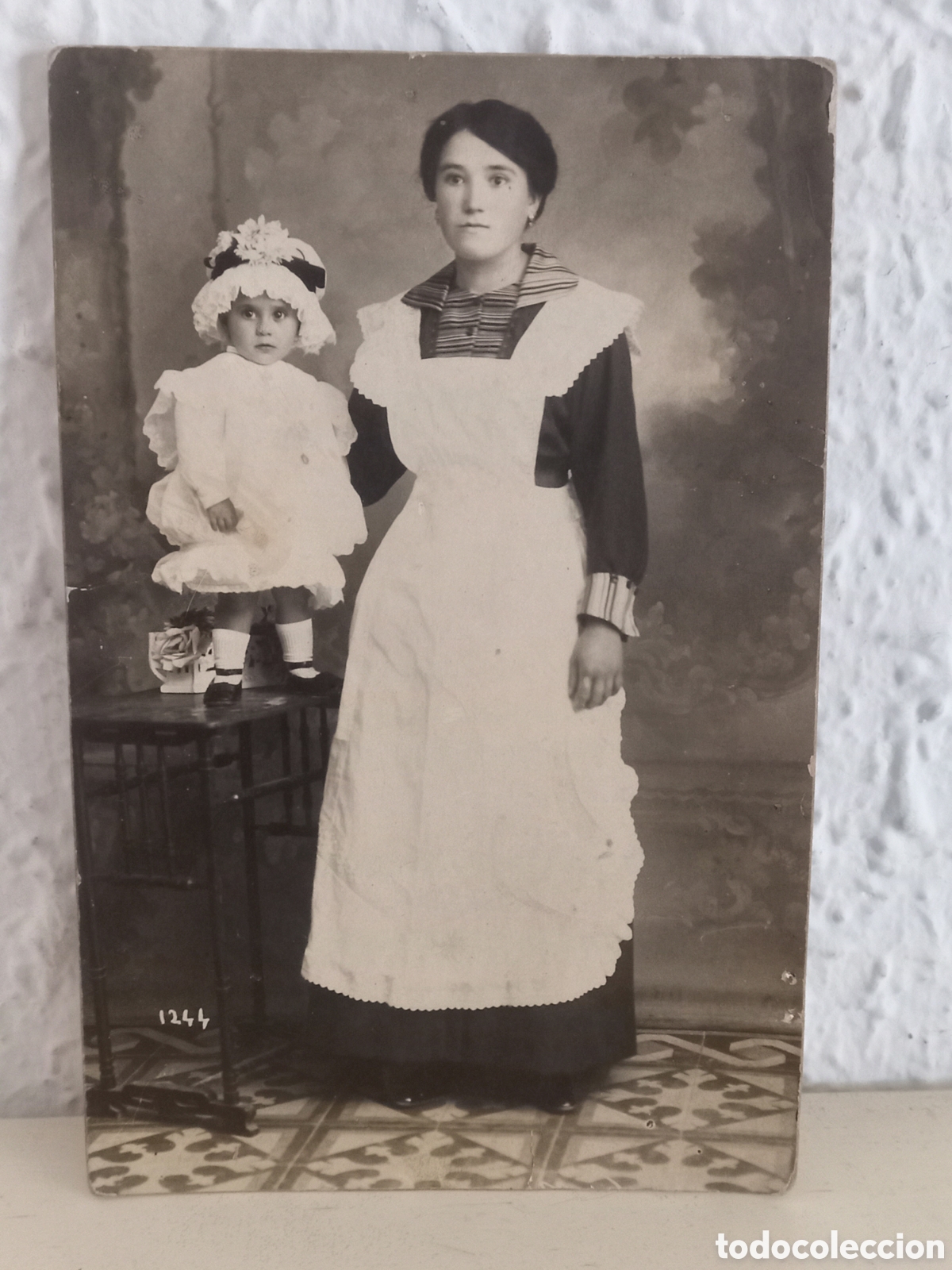Antique Photography: CASTELLON. Foto de estudio. Ni&ntilde;a con criada.