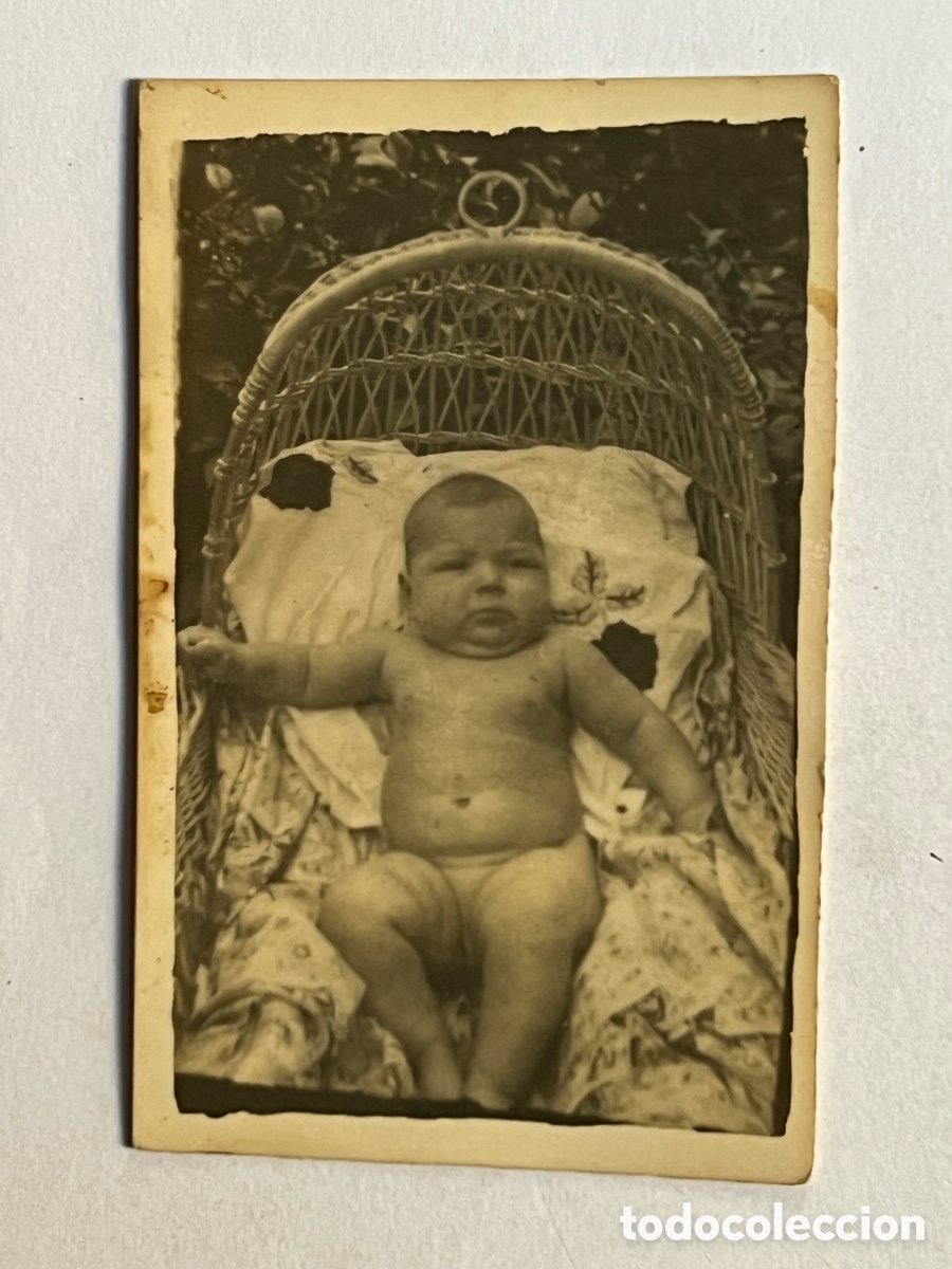 Antique Photography: MINUTEROS.. Una BeBe bien rolliza como vino al mundo&hellip; (h.1920?) Med&iacute;das: 4,5 x 7 cm.