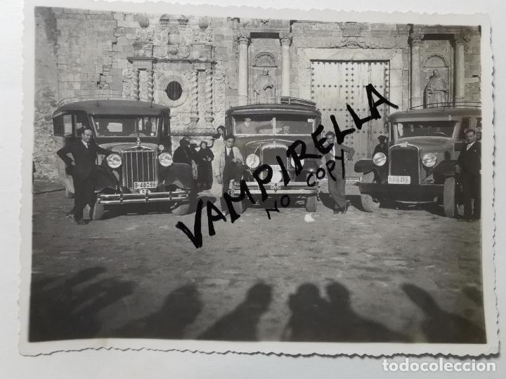 Fotograf&iacute;a antigua: POSTAL FOTOGRAFICA 1933-POBLET-TARRAGONA-AUTOCARES-TAXISTAS-TAXI
