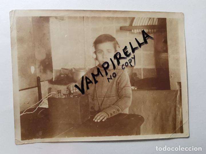 Photographie ancienne: FOTOGRAFIA 1931--BARCELONA-NI&Ntilde;O CON RADIO DE GALENA