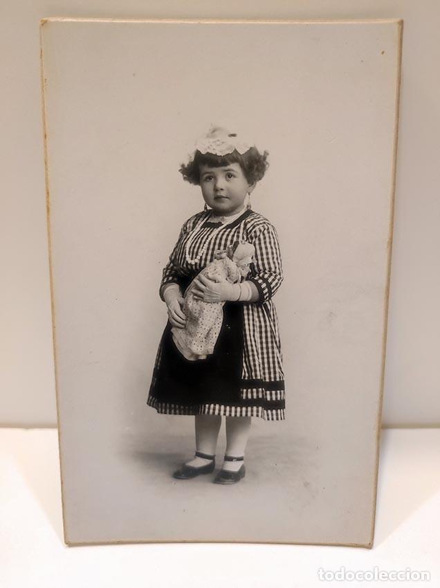 Fotograf&iacute;a antigua: Antigua fotografia ni&ntilde;a con mu&ntilde;eca en brazos fotografo Julio Derrey a&ntilde;os 20 Valencia