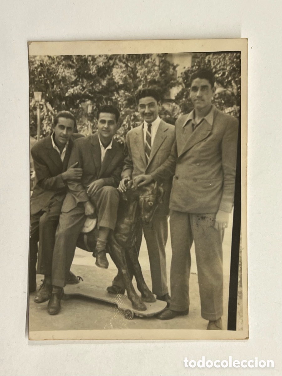 Fotografia antica: LA POSTGUERRA Y LOS MINUTEROS que alegraban nuestras vidas y calles, j&oacute;venes con caballito (h.1945?)