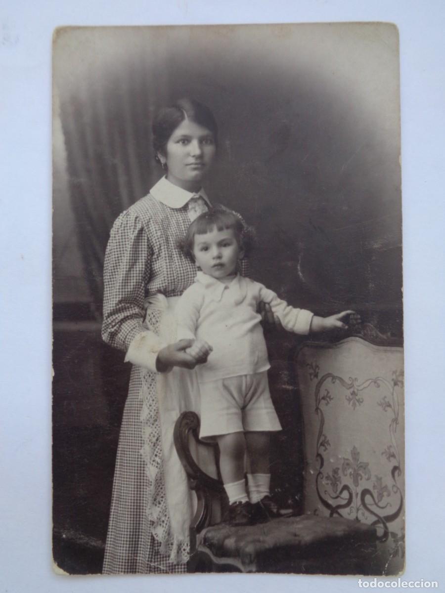 Fotografia antica: PRECIOSA FOTO DE ESTUDIO DE CHACHA CON NI&Ntilde;O PEQUE&Ntilde;O , PRINCIPIOS DE SIGLO