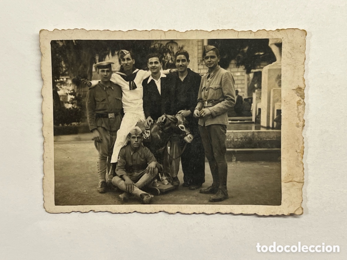 Photographie ancienne: MINUTEROS, fot&oacute;grafos que alegraron nuestras calles. Tres Ej&eacute;rcitos Armada,Tierra,Aire.. (h.1945?)