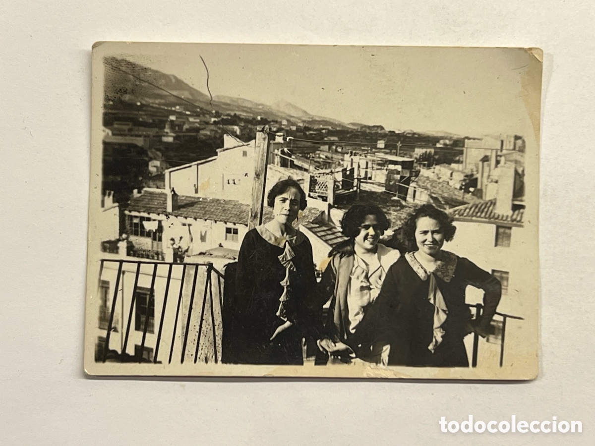 Photographie ancienne: MINUTEROS ALCOY.. j&oacute;venes sonrientes. Vista panor&aacute;mica de la ciudad desde una terraza (h.1945?)