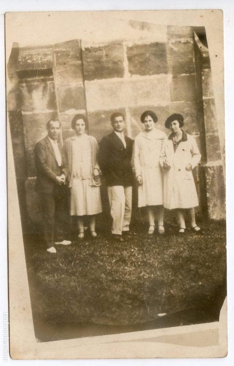 Alte Fotografie: Grupo de personas posando en un muro de piedra, postal fotogr&aacute;fica