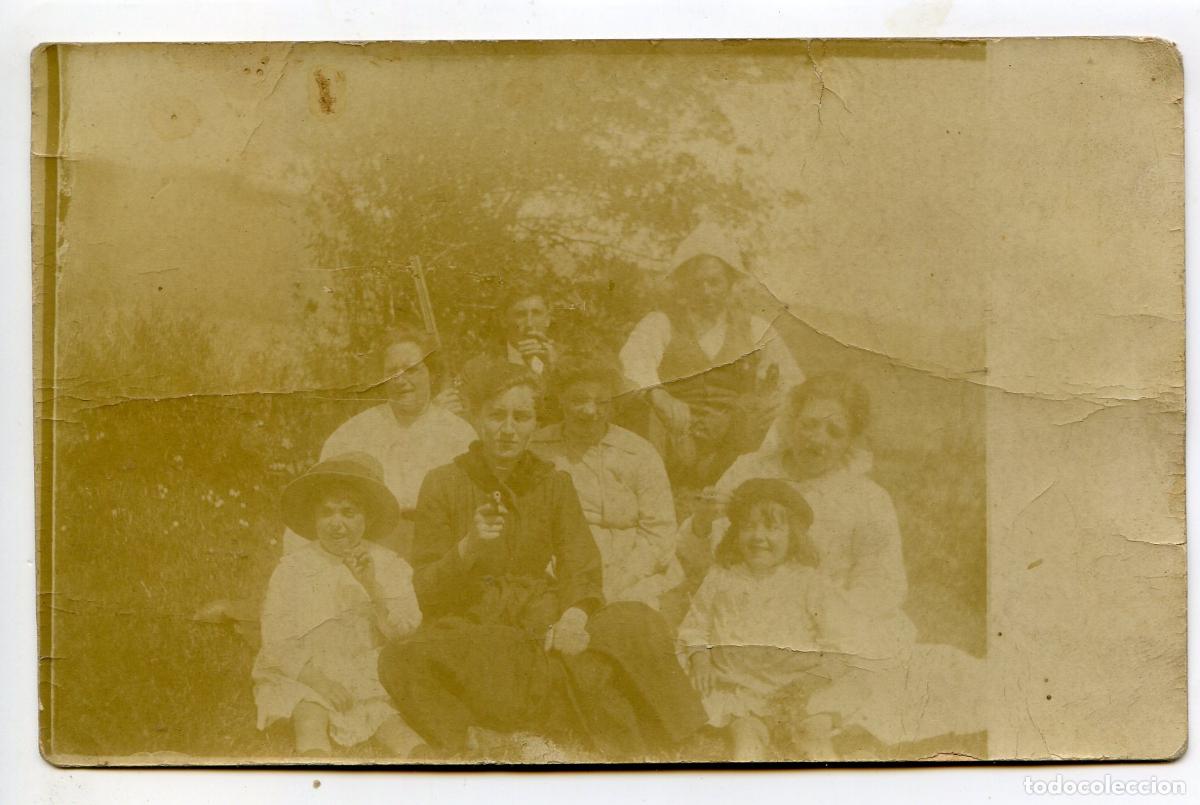Alte Fotografie: Grupo familiar y mujer apuntando con una pistola al fot&oacute;grafo, postal fotogr&aacute;fica