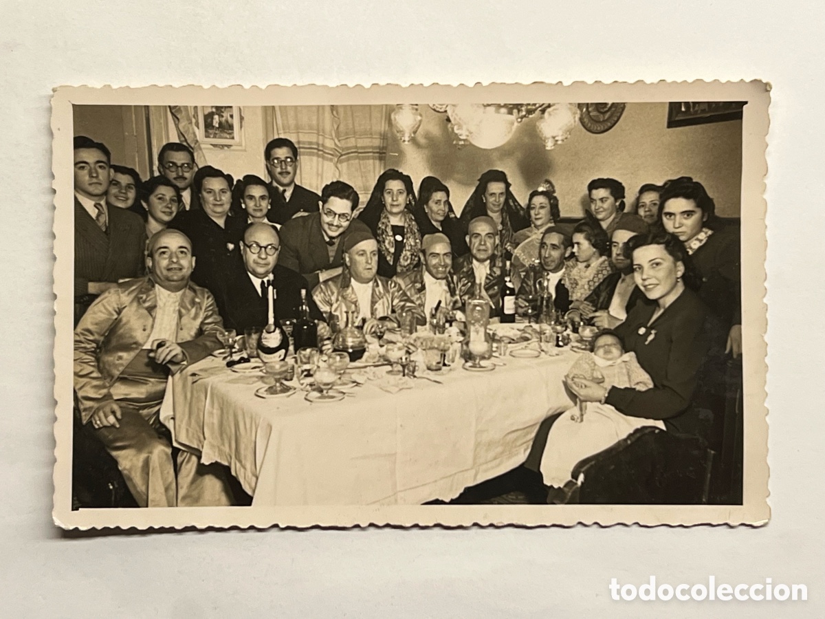 Fotografia antica: FALLAS Y FALLEROS.. una taula ben posada per als convidats els dies de falles (h.1945?) FINEZAS..