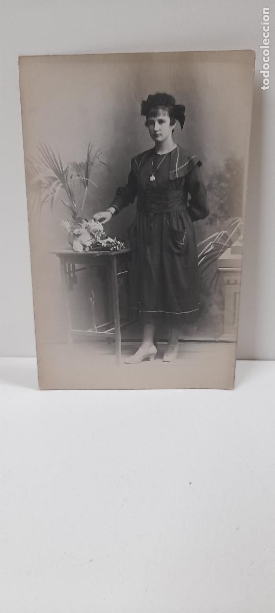 Fotograf&iacute;a antigua: POSTAL ANTIGUA . SE&Ntilde;ORA POSANDO