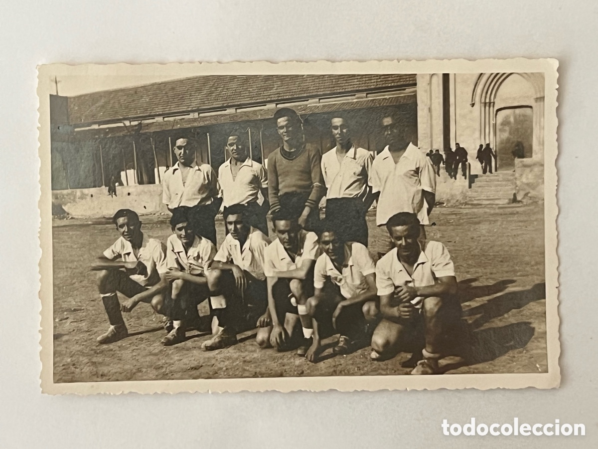 Fotograf&iacute;a antigua: FUTBOL.. Club por identificar agrupaci&oacute;n y lugar&hellip; bonita portada G&oacute;tica&hellip; (h.1950?)