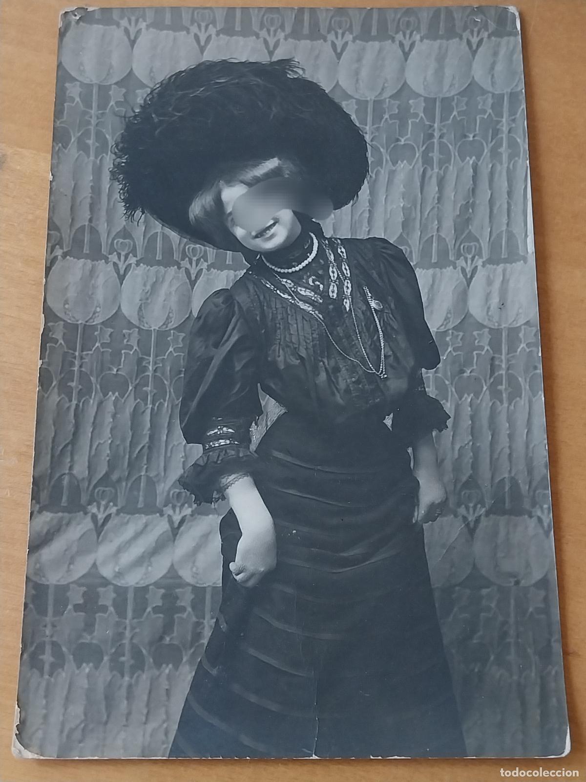 Fotograf&iacute;a antigua: DAMA JOVEN GRAN SOMBRERO 1925 APROX FOTO POSTAL SC ORIGINAL ESTUDIO