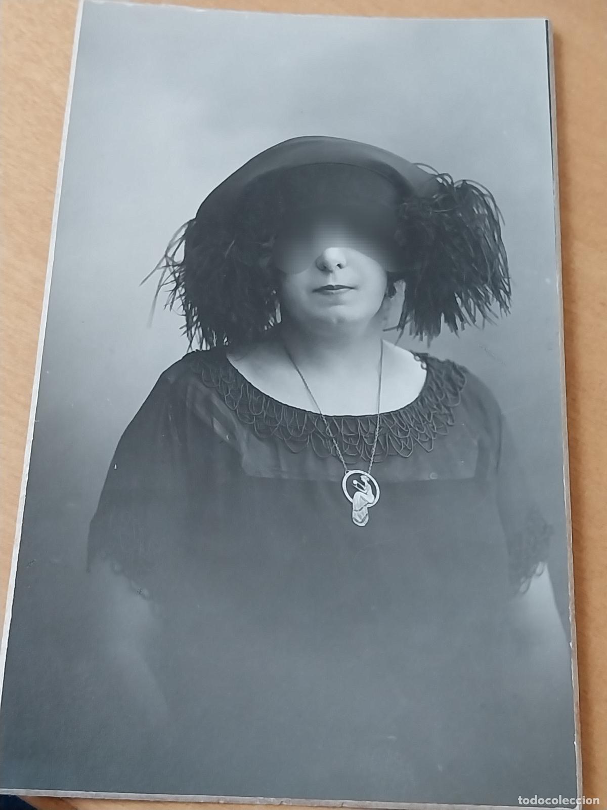 Fotograf&iacute;a antigua: DAMA SOMBRERO PLUMAS 1925 APROX FOTO POSTAL SC ORIGINAL GRANDES ALMACENES EL SIGLO