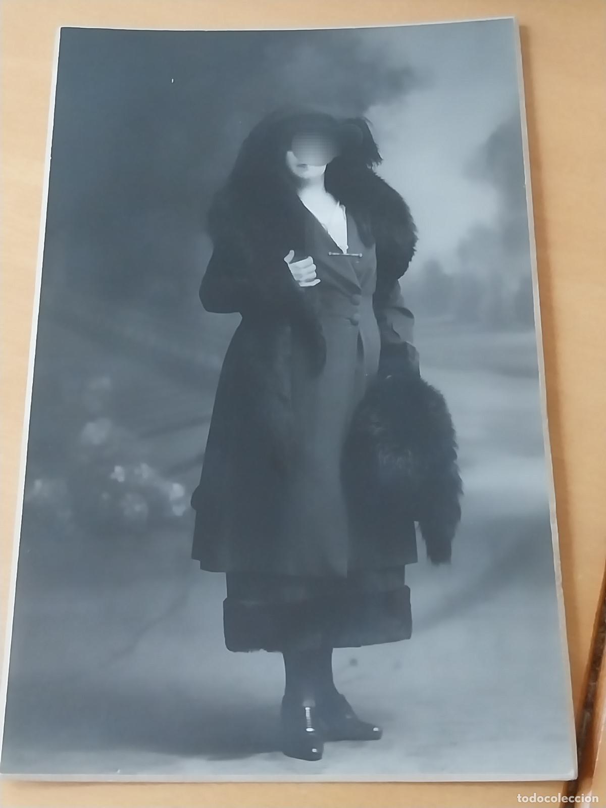 Fotograf&iacute;a antigua: DAMA ABRIGO BROCHE 1925 APROX FOTO POSTAL SC ORIGINAL GRANDES ALMACENES EL SIGLO BCN