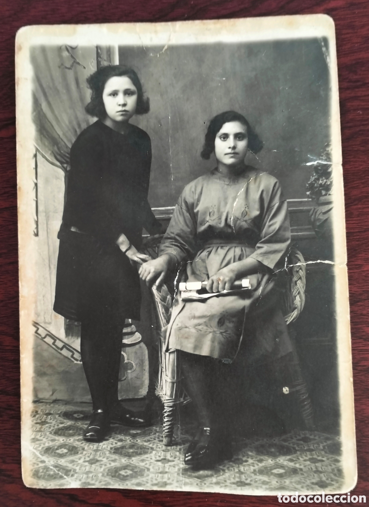 Fotograf&iacute;a antigua: Foto postal de 2 mujeres en abril de 1923