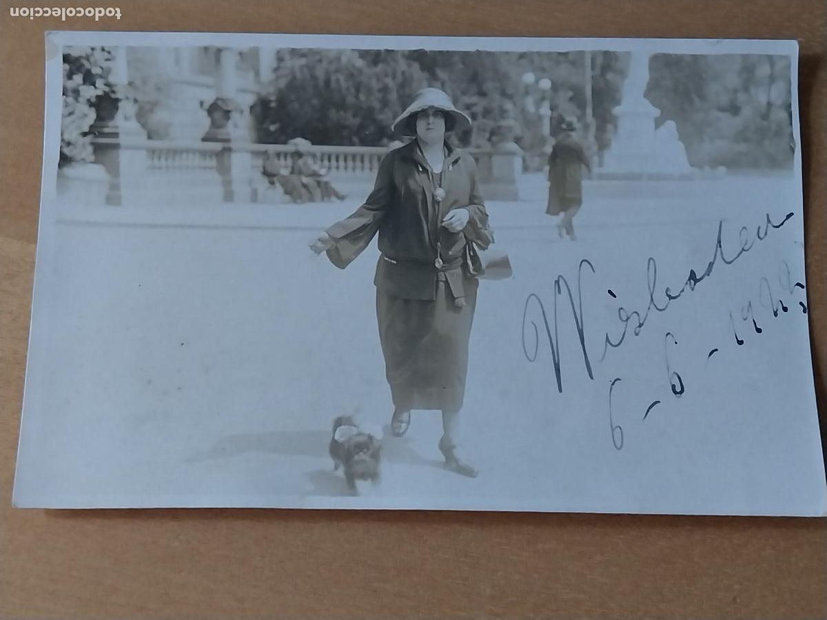 Fotograf&iacute;a antigua: DAMA GORRO PERRO PARQUE FOTO POSTAL A&Ntilde;OS 1920 ORIGINAL VINTAGE