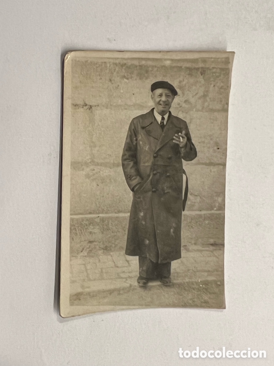 Fotograf&iacute;a antigua: MINUTEROS, El Se&ntilde;or de la Gabardina y Cigarrilo en mano.. Postguerra (h.1945?)