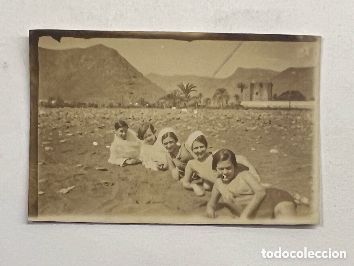 Fotograf&iacute;a antigua: MINUTEROS Torrevieja.. ? Grupo jovencitas en la playa al fondo Palmeras y Torre de defensa (h.1945?)