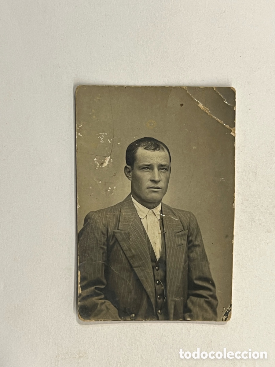 Fotograf&iacute;a antigua: FOTOGRAF&Iacute;A EL&Eacute;CTRICA. Fotomat&oacute;n Joven con Traje de rayas.. (h.1920?)