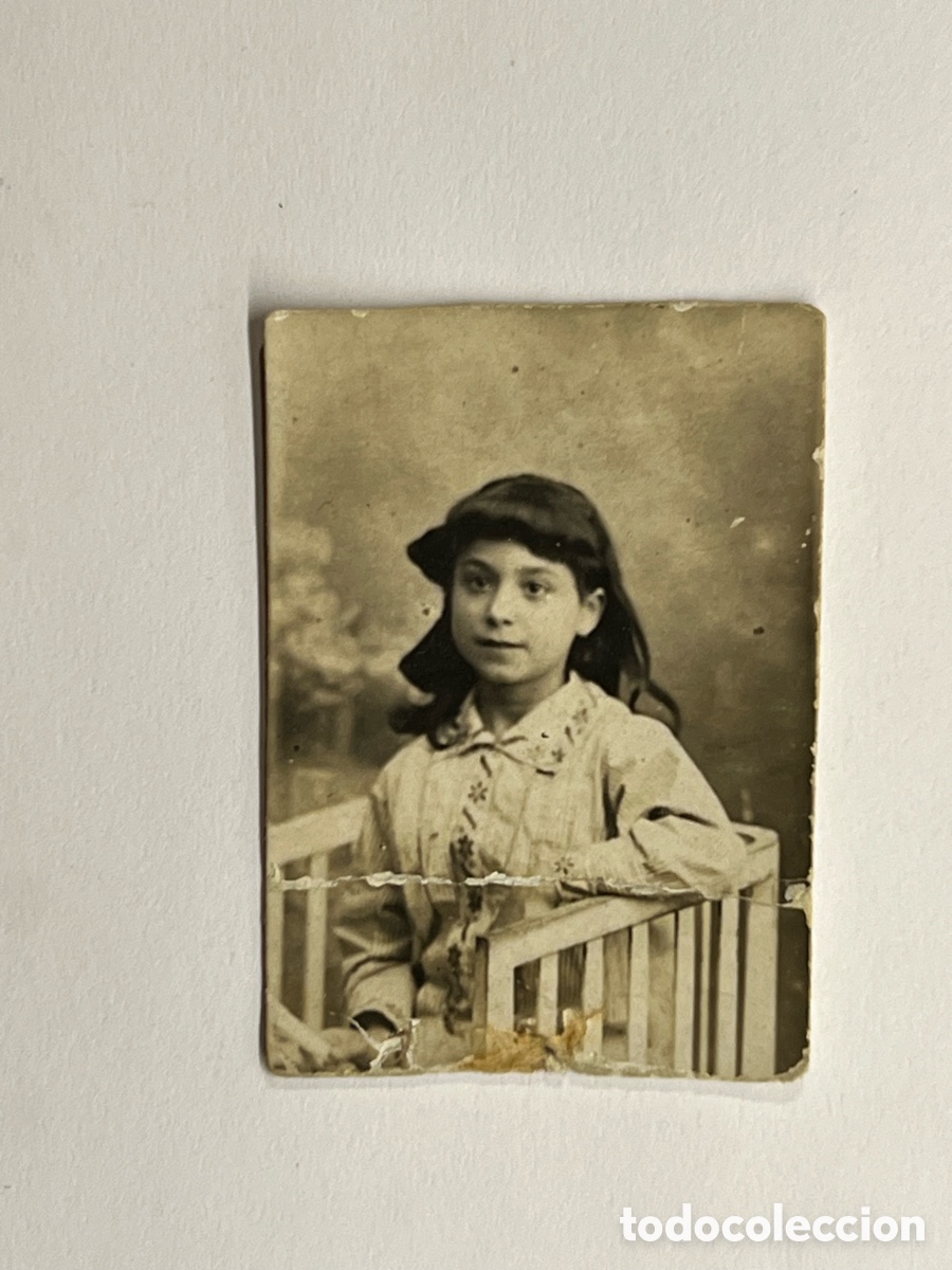 Fotograf&iacute;a antigua: FOTOMAT&Oacute;N. Fotograf&iacute;a Ni&ntilde;a sentada &hellip; (h.1930?) Med&iacute;das: 3 x 4,5 cm.,