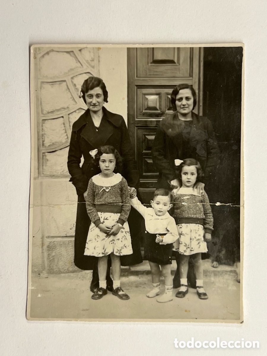 Fotografia antica: MINUTEROS, fot&oacute;grafos de calle&hellip; la familia nos recibe en la puerta de casa&hellip; (h.1950?)