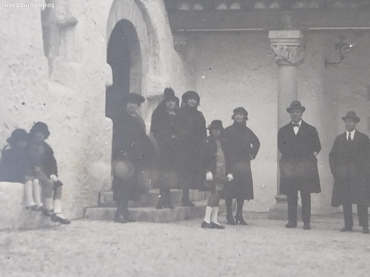 Fotograf&iacute;a antigua: FAMILIA CABALLEROS DAMAS NI&Ntilde;OS PORTICO FOTO POSTAL SC ORIGINAL APROX 1920