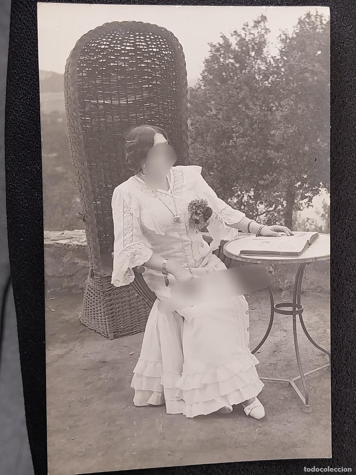 Fotograf&iacute;a antigua: DAMA SILLA SILLON JARDIN DISE&Ntilde;O VESTIDO FOTO POSTAL SC ORIGINAL APROX 1920