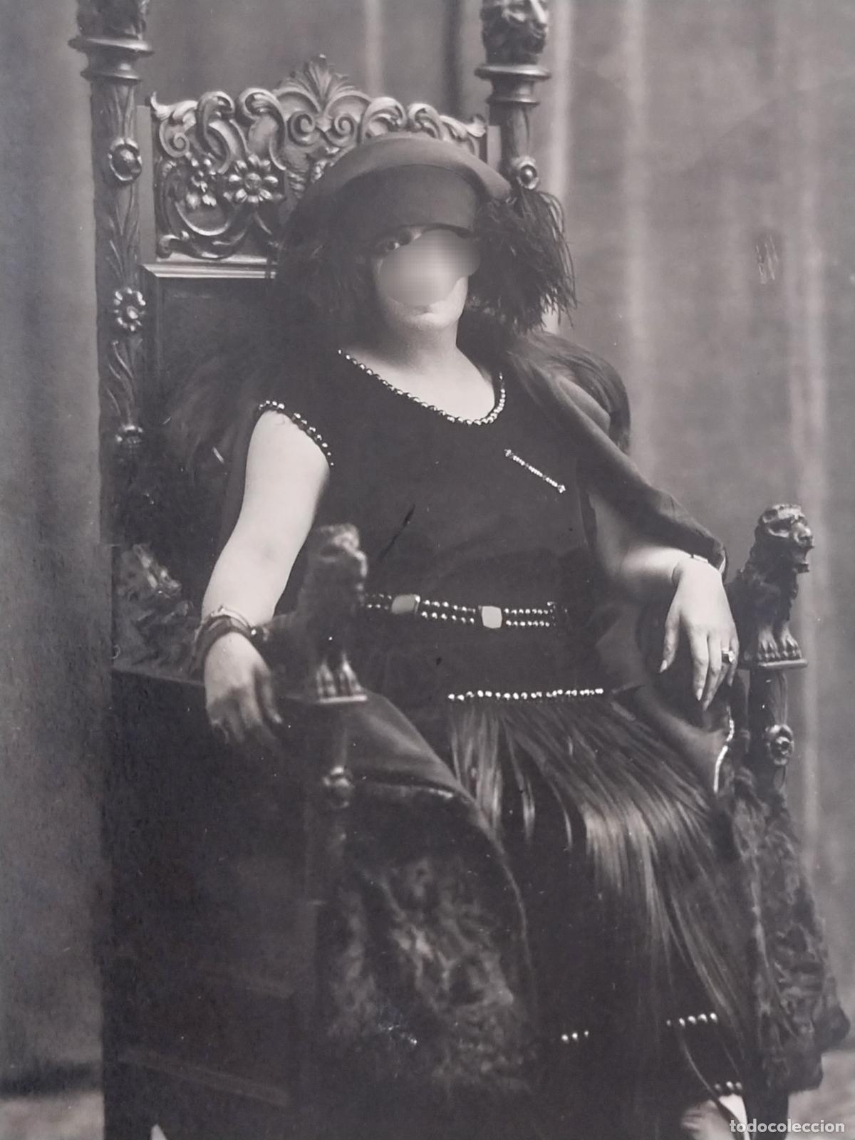 Fotograf&iacute;a antigua: DAMA SOMBRERO FALDA FLECOS SILLON 1929 FOTO POSTAL SC ORIGINAL
