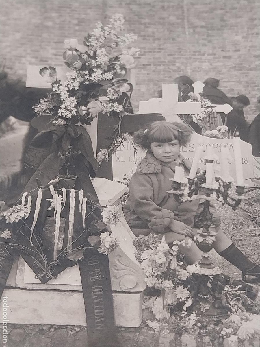 Fotografia antiga: TUMBA NI&Ntilde;A SENTADA CORONA FLORES APROX 1920 FOTO POSTAL SC