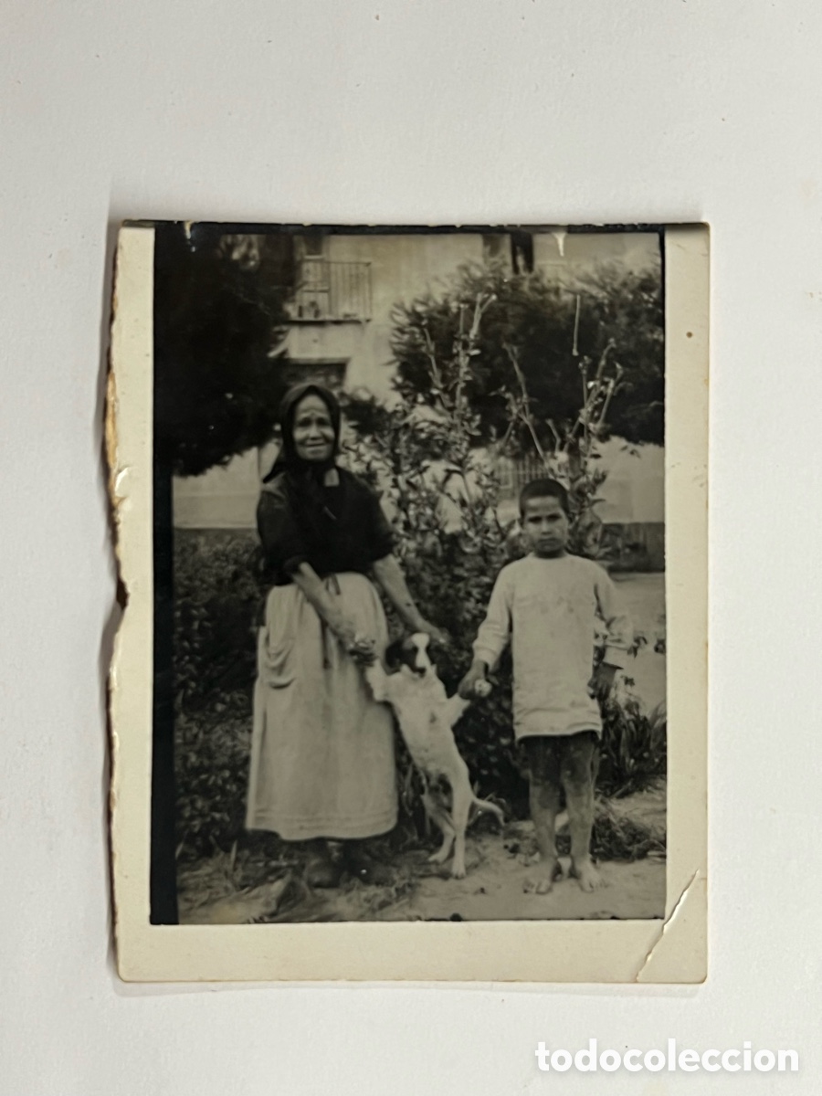 Fotografia antiga: MINUTEROS.. Fotograf&iacute;a Postguerra La abuela que se fotografi&oacute; con su perro y el nieto.. (h.1940?)