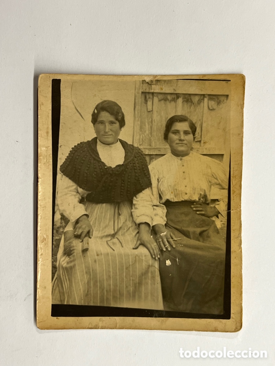 Fotografia antiga: MINUTEROS.. EXTREMADURA ? Fotograf&iacute;a Mujeres en la puerta de casa&hellip; (h.1930?)