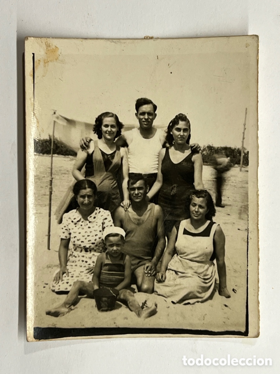 Fotografia antica: MINUTEROS, Fotografia en la Playa con la familia disfrutando en armon&iacute;a (h.1945?)
