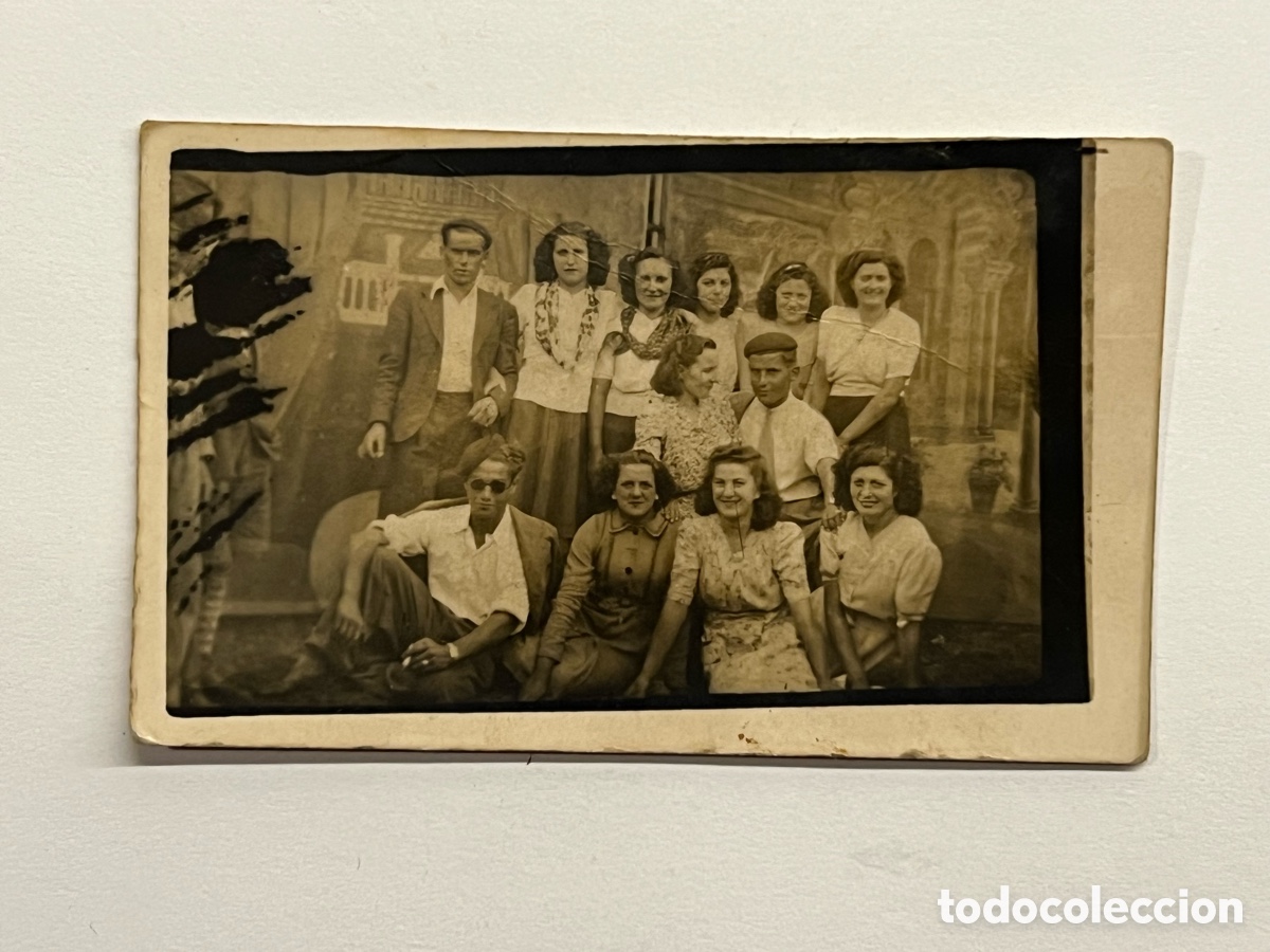 Fotografia antica: MINUTEROS, Doce amigos paseando por la Alhambra. Trampantojo.., decorado de Feria (h.1945?)