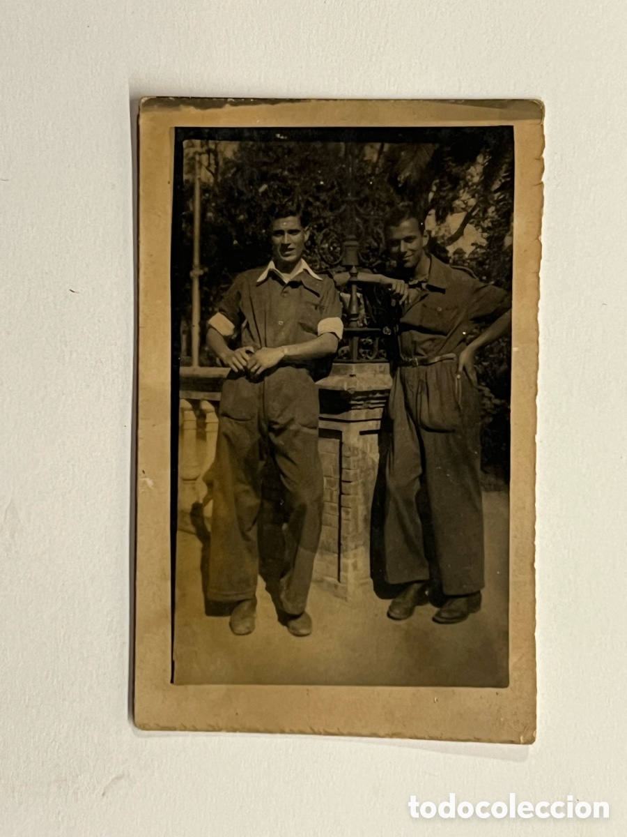 Fotografia antica: MINUTEROS. Fotograf&iacute;a Soldados en el parque.. postguerra civil (h.1945?) Med&iacute;das: 4,5 x 7 cm