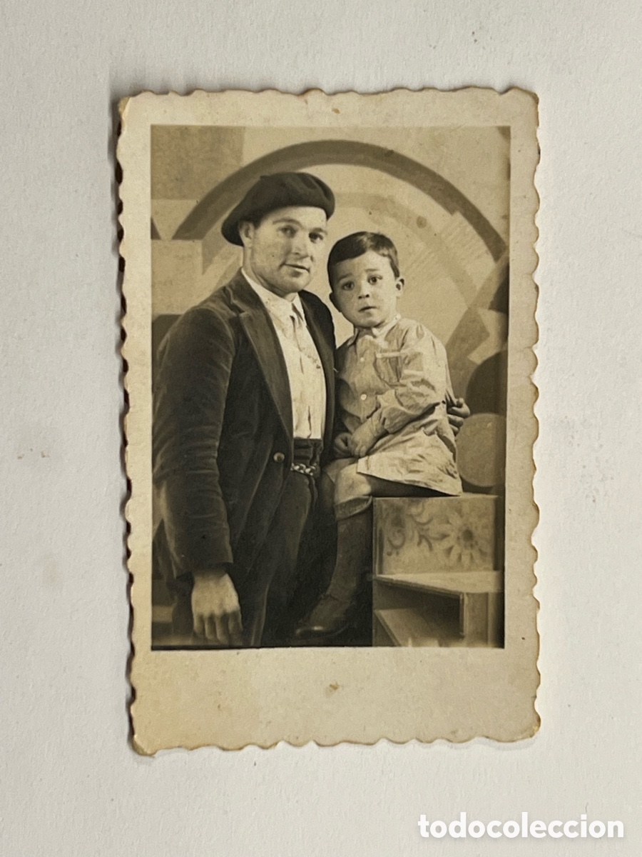 Antique Photography: MINUTEROS, fotograf&iacute;a de estudio.. Orgullo de Padre&hellip; (h.1930?) Med&iacute;das: 4,3 x 6,5 cm