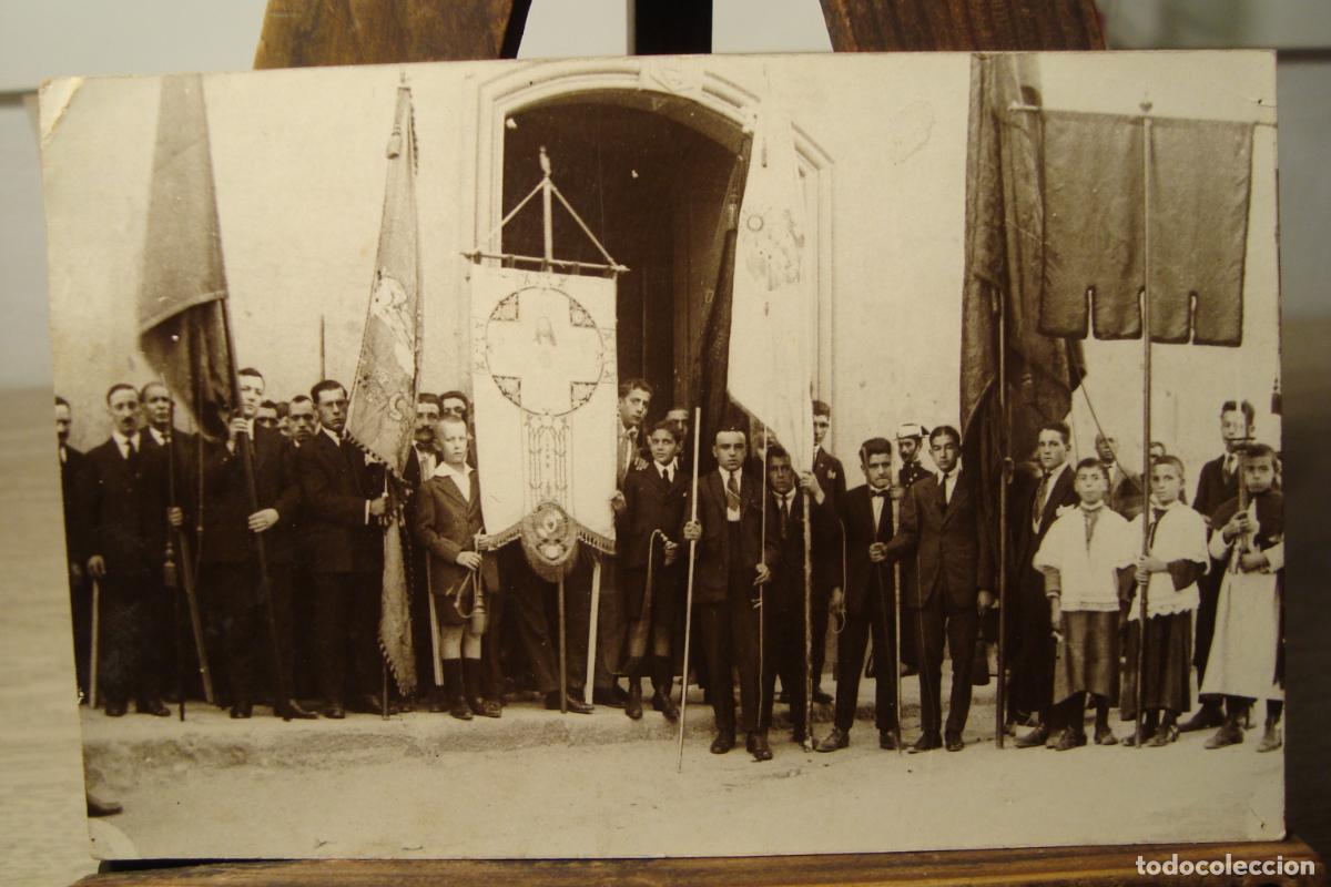 Alte Fotografie: ANTIGUA FOTOGRAFIA GRUPO SE&Ntilde;ORES FRENTE A IGLESIA CON ESTANDARTES SIN IDENTIFICAR. PPIOS DEL XX