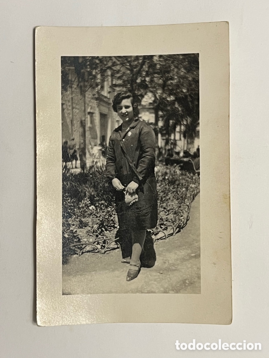 Fotograf&iacute;a antigua: L'OLLERIA. Vall d'Albaida. Fotograf&iacute;a una Vecina d&iacute;a de Domingo al salir de misa.. (h.1920?)