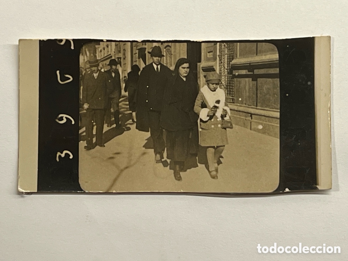 Fotograf&iacute;a antigua: MINUTEROS.. La Valencia ilustrada de los a&ntilde;os veinte.. Gentes de paseo por la ciudad (h.1920?)