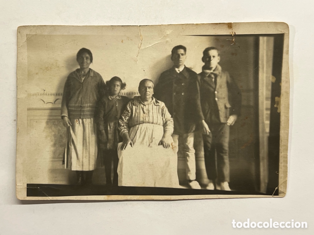 Fotograf&iacute;a antigua: GENT DEL CABANYAL.. Fotograf&iacute;a antigua Costumbrista. Alrededor de la Madre.. (h.1920?)