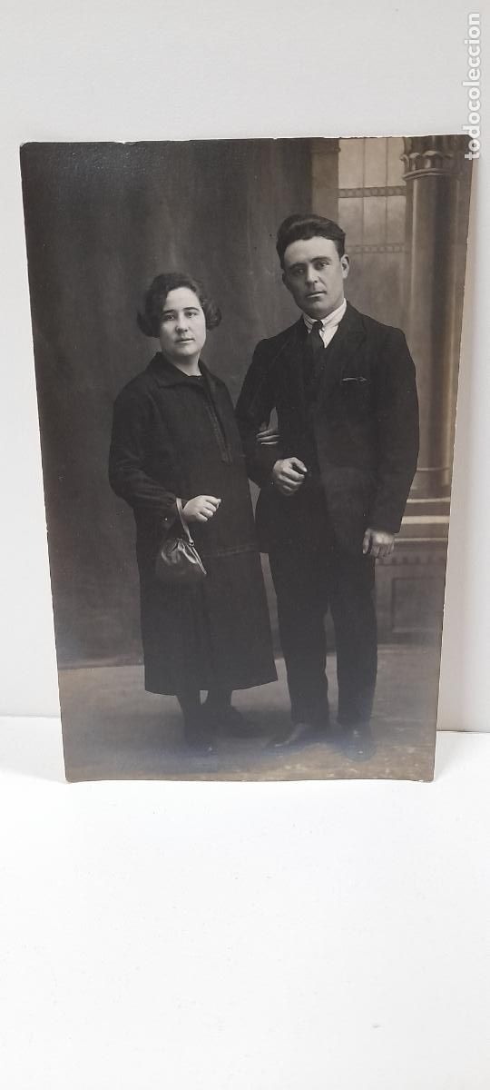 Fotografia antica: ANTIGUA TARJETA POSTAL . PAREJA POSANDO