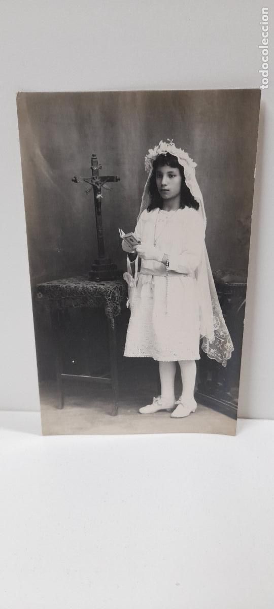 Fotografia antica: ANTIGUA TARJETA POSTAL . NI&Ntilde;A DE COMUNION POSANDO