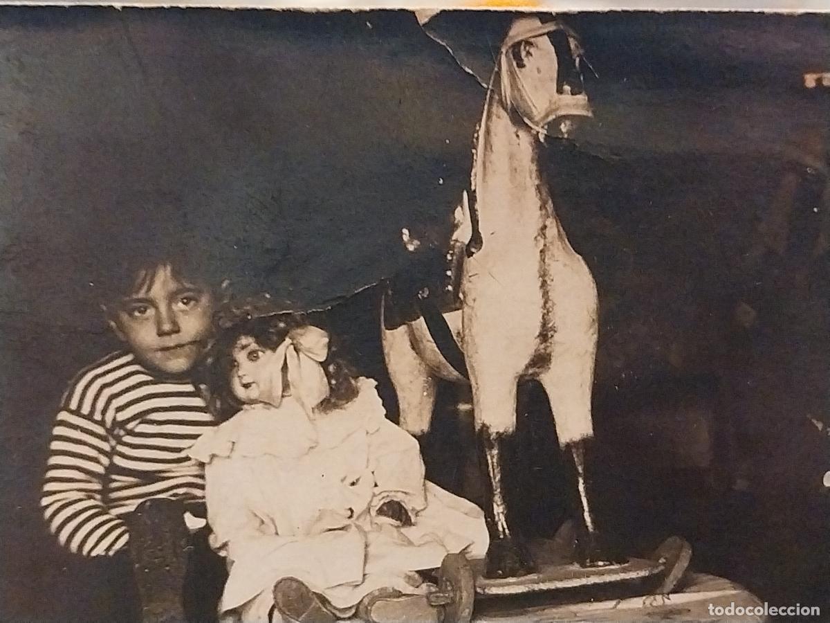 Fotografia antiga: NI&Ntilde;A CABALLO MU&Ntilde;ECA JUGUETES SOBRE MESA MUY ANTIGUA FOTO POSTAL 11,5X9CMS SOBADA