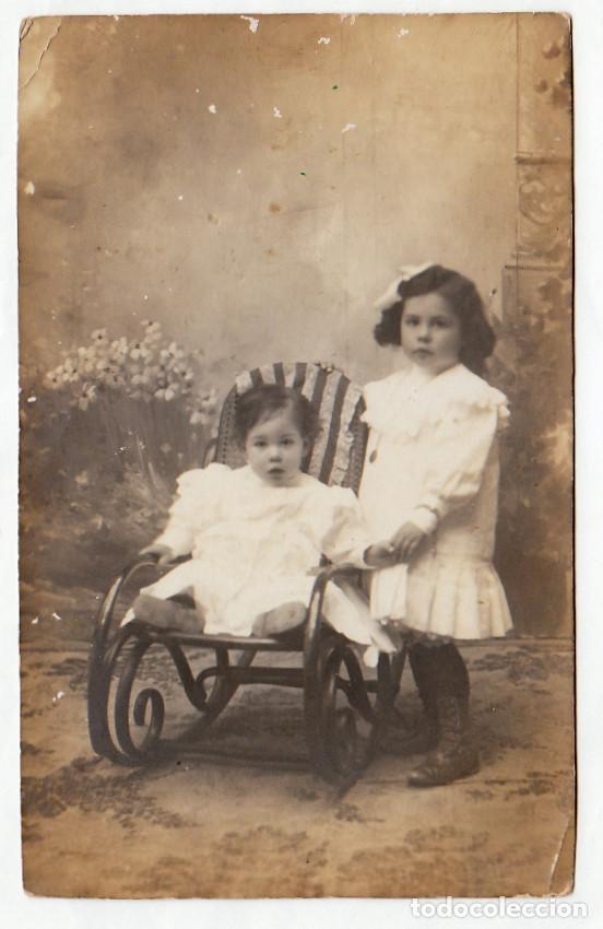 Fotografía antigua: Preciosa fotografía. Niñas, hermanitas en una mecedora. Años 10 aa