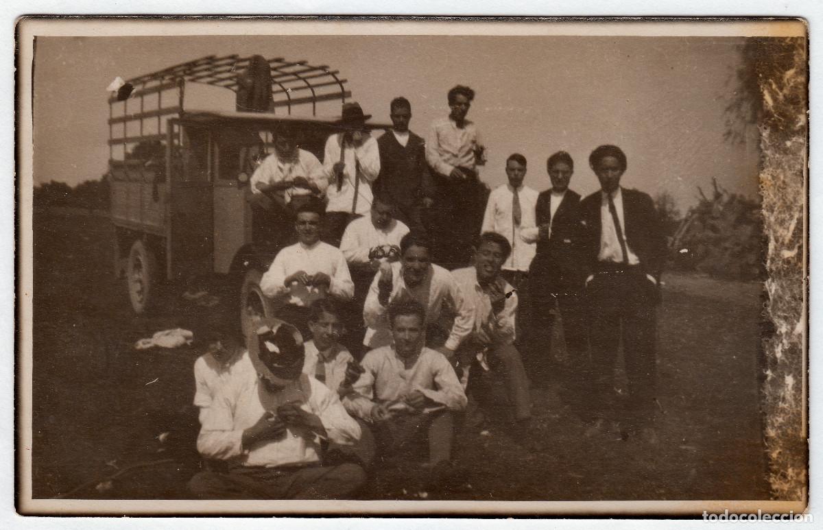 Fotografía antigua: Grupo de chicos comiendo naranjas. Camioneta. Remolque. Años 20-30 aa