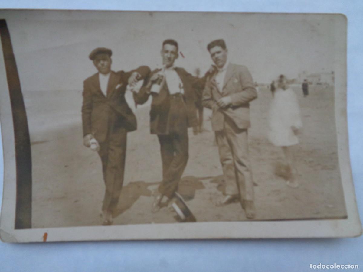 Fotografia antiga: MINUTERO DE FOTOGRAFO AMBULANTE DE SEÑORES EN LA PLAYA CON BOTELLA DE VINO. PRINCIPIOS DE SIGLO