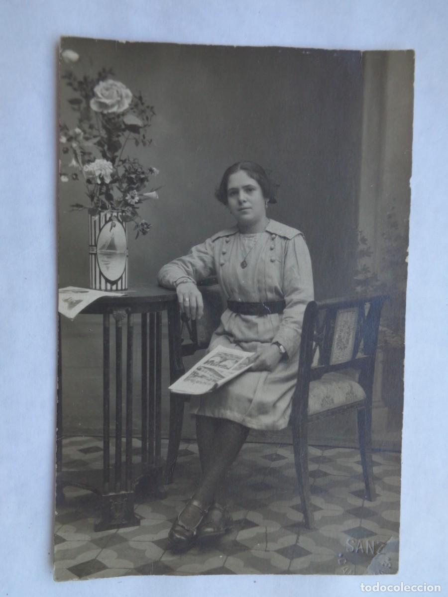 Fotografia antiga: PRECIOSA FOTO DE ESTUDIO DE SEÑORITA CON REVISTA, PRINCIPIOS DE SIGLO. DE SANZ, SEVILLA