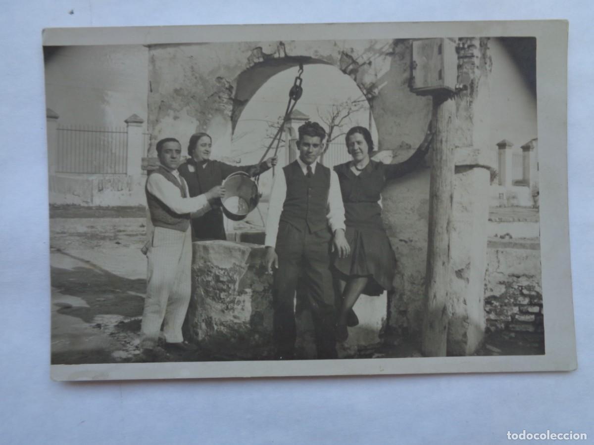 Fotografia antiga: MINUTERO DE FOTOGRAFO AMBULANTE DE GENTE POSANDO JUNTO A UN POZO , PRINCIPIOS DE SIGLO
