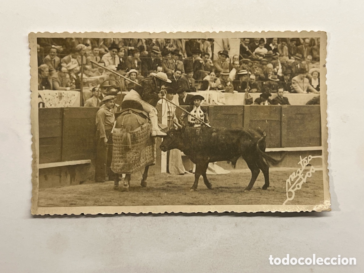 Alte Fotografie: TAUROMAQUIA.. Picador Paco D&iacute;az &hellip; , en la suerte de varas. Foto Mateo (a.1949)